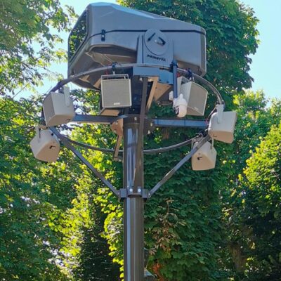 Installazione di Protezione da esterno per proiettori video su palo auto portante con casse acustiche