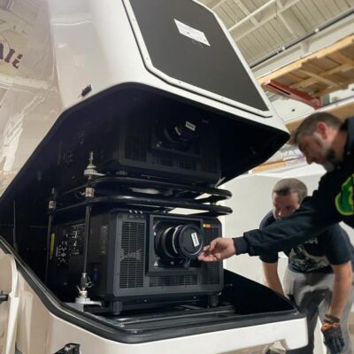 Installazione in stack di due video proiettori dentro il guscio climatizzato