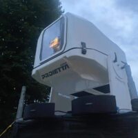Installazione di un video proiettore in esterno per video mapping
